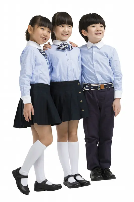 中小学一定要买校服这个事，终于等来了教育部的明确回应，看完直接松了半口气。
之前身边不少家长吐槽，学校打着仪容仪表、集体活动的旗号变相施压