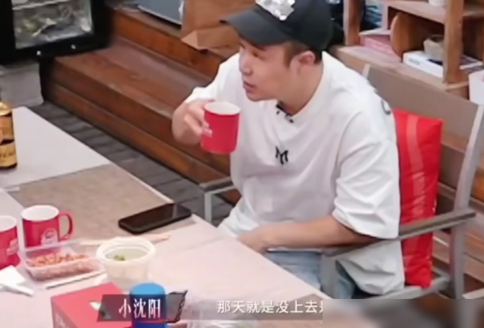 被全网嘲笑是跑调小丑，陈若轩一开口直接炸了全场。
披哥初舞台，紧张，发抖，搞不懂耳返，真唱大翻车，直接被网友扣死卧龙凤雏的帽子。
换了别人早急眼了，他倒好，大大方方认嘲，转头私下找小沈阳诉苦，委屈说自己平时绝不跑调，纯属应激反应。
看他这模样，小沈阳暖心宽慰，几位前辈也耐心指点。
没多久，两