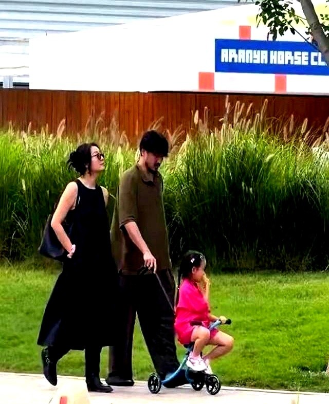 要不是挨着老婆孩子走，40岁的王传君在街头真容易被认成流浪汉。

齐溪一身黑裙把头发挽得精致优雅，女儿一身火龙果色衣服、编着可爱小辫。再看王传君，宽松大褂配拖鞋，胡子拉碴，推着婴儿车漫不经心。

很多两口子带娃出门都想严丝合缝，结果折腾一身汗，全家紧绷。王传君这种把老婆孩子打理得体体面面、自己套件旧