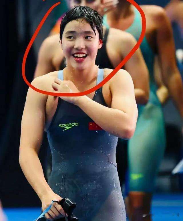 名古屋亚运会泳池里杀出一个13岁的河北女孩于子迪。

两天拿了俩金牌：200米蝶泳破赛会纪录，200米混合泳直接破亚洲纪录。2分06秒10，离世界纪录只差0.4秒。她才13岁啊，上初中的年纪。

最刺激的是200混决赛，前150米一直落后队友余依婷，最后50米自由泳&