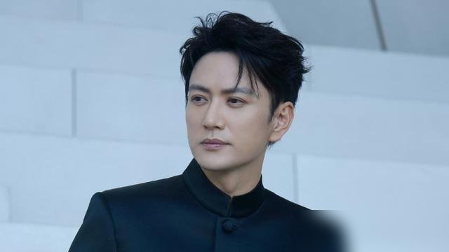 跑了十几年龙套，王仁君这回拿视帝，全场没一个人不服。
演《知否》里的盛长柏，板正得像个老干部，戏份不多，但观众记得住。后来五次演青年毛泽东，为《浴血荣光》减重30斤，跟着史料跑了九个多月实景。
颁奖礼上他说了句话，直接被央媒点名夸：我们演绎先辈，不是为了复刻一张面孔，而是让那些跨越时空的精神，扣