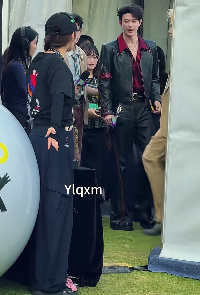 李怀安 别以为你染了黄毛我就认不出你了。就是你俩文质彬彬的一个黄毛一个绿毛啊！[捂脸]任豪在我心目中是个搞笑男，咋这么帅了[比心][比心]任豪 邓凯