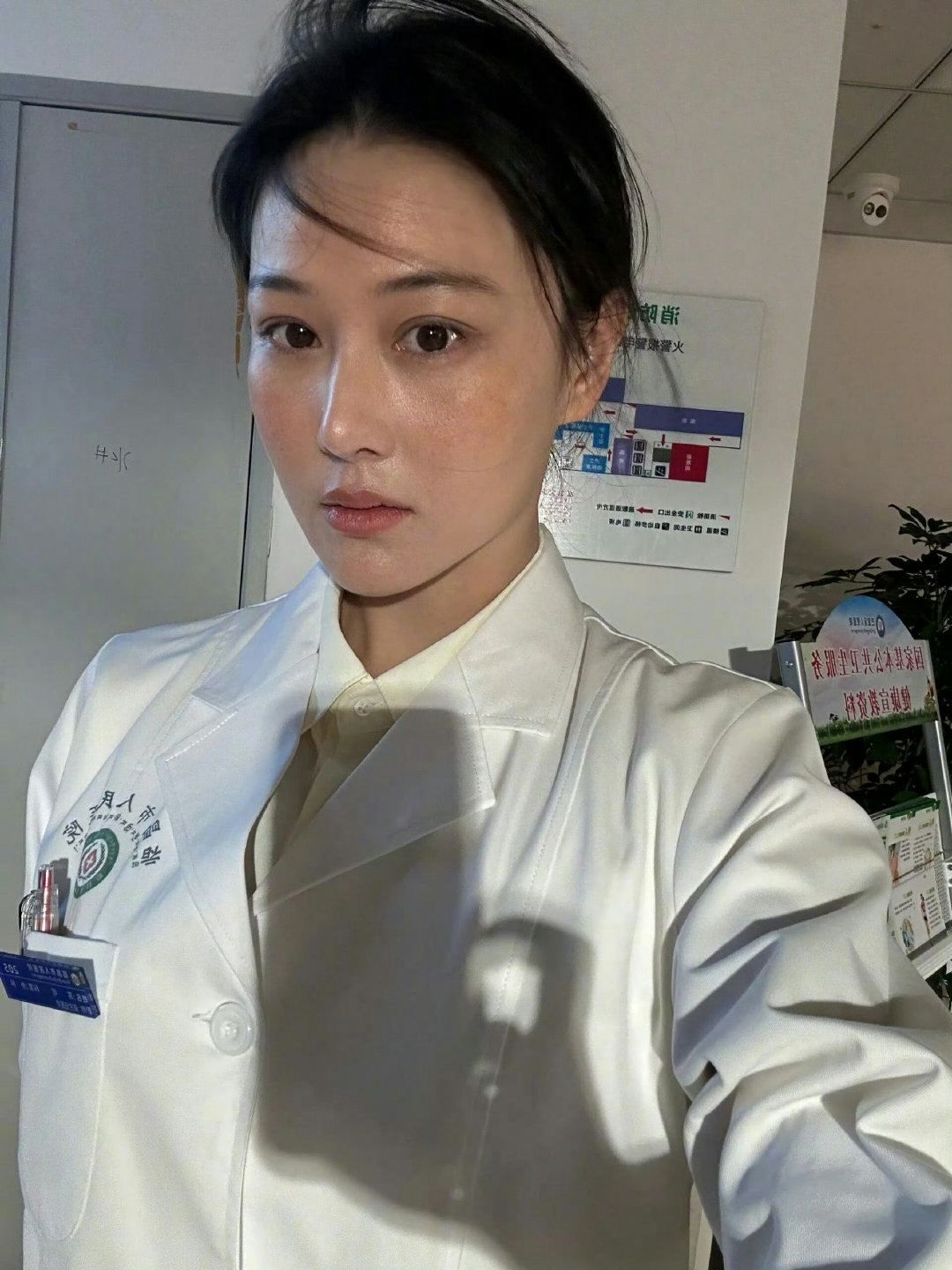 #张馨予回应援藏女医生扮美争议#

高原实景拍摄，饱受高原反应折磨，脸肿呕吐都是真实的拍摄经历。
张馨予直言援藏医生不需要刻意扮美，真正动人的是医者的坚守。希望大家把目光放回故事本身，看见援藏医者的付出✨ ​