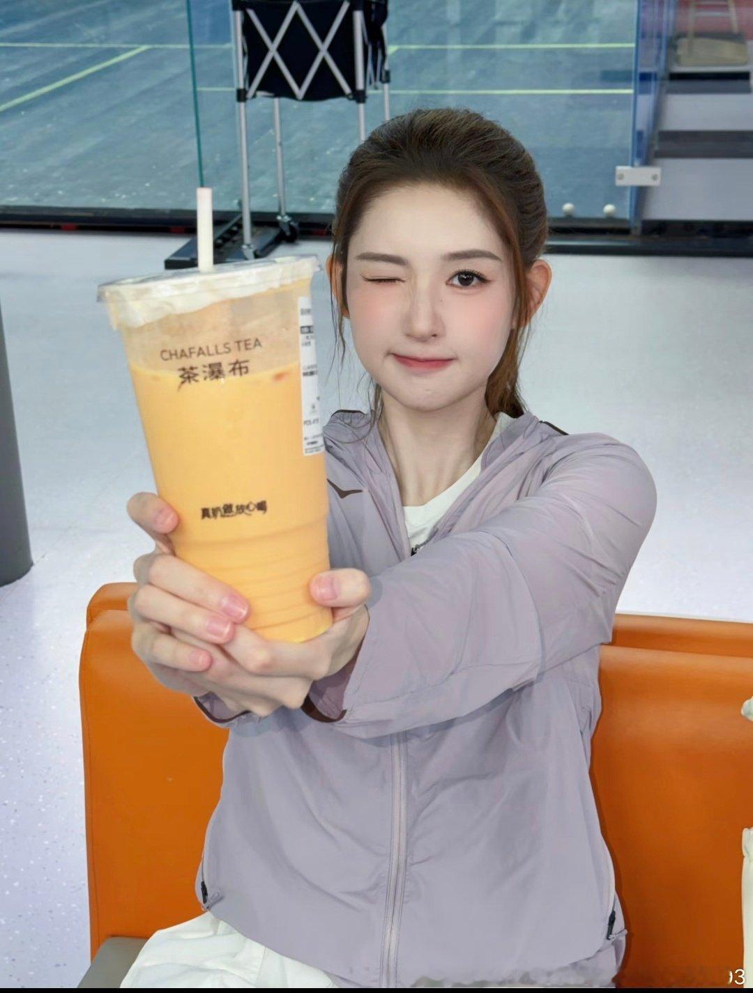 #王玉雯[超话]# 又找到一只在认真工作的 芋泥小猫🐱 好萌🥰 ​