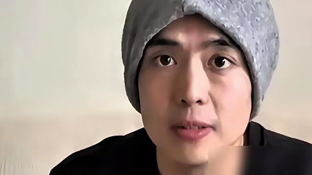 王星在妙瓦底那4天，最狠的不是威胁，是绑匪那句“我们最缺的是人，不是钱”。

他提出自费赎自己，对方直接回绝。人被转卖三次，阿波罗、环亚、凯旋，像货一样过手。手机被拿去刷了几万网贷，回国后分期还，还得跟女友借钱过日子。

当初救他出来的暗号，是女朋友问“猫喂了没有”。人救回来了，热搜 ​