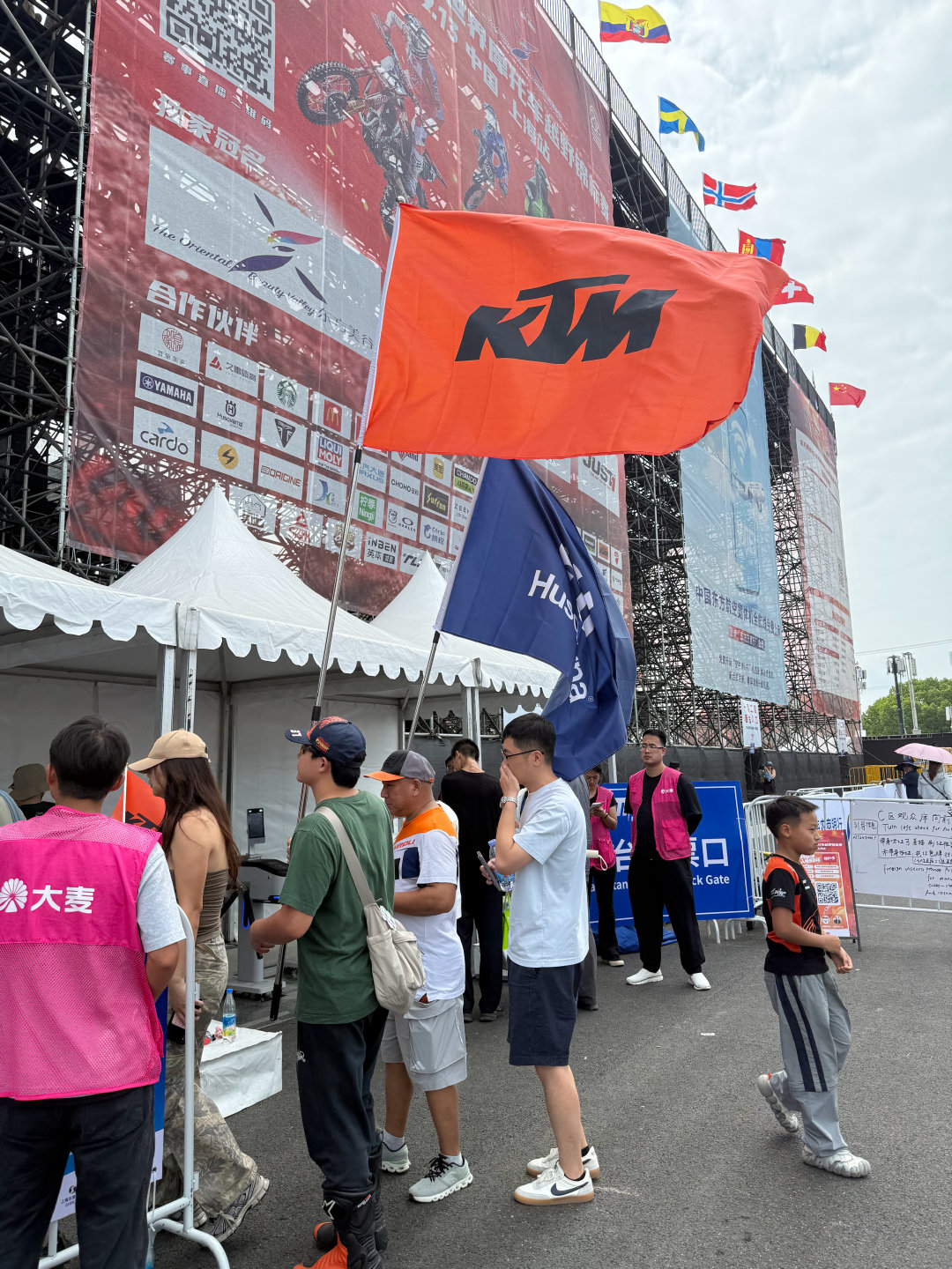 莫名其妙又和ktm坐一起结果还跑不过卫星车队（）
感觉自己霉的已经可以影响旁边的人了 因为本田又改了签名时间且没有通知任何人[微笑] ​