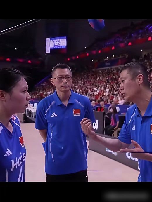 中国女排丢奥运直通票，教练组配置藏大问题！
五名核心教练里，四个都是前主攻出身。
没有专职二传、自由人、接应教练，位置细节没人打磨。
亚锦赛决赛2-3输泰国丢直通票后，争议直接炸了。球迷骂临场暂停没针对性，用人逻辑混乱，放着状态稳的首发不用，还只带单自由人没留容错空间。
排协确认选帅是业内集