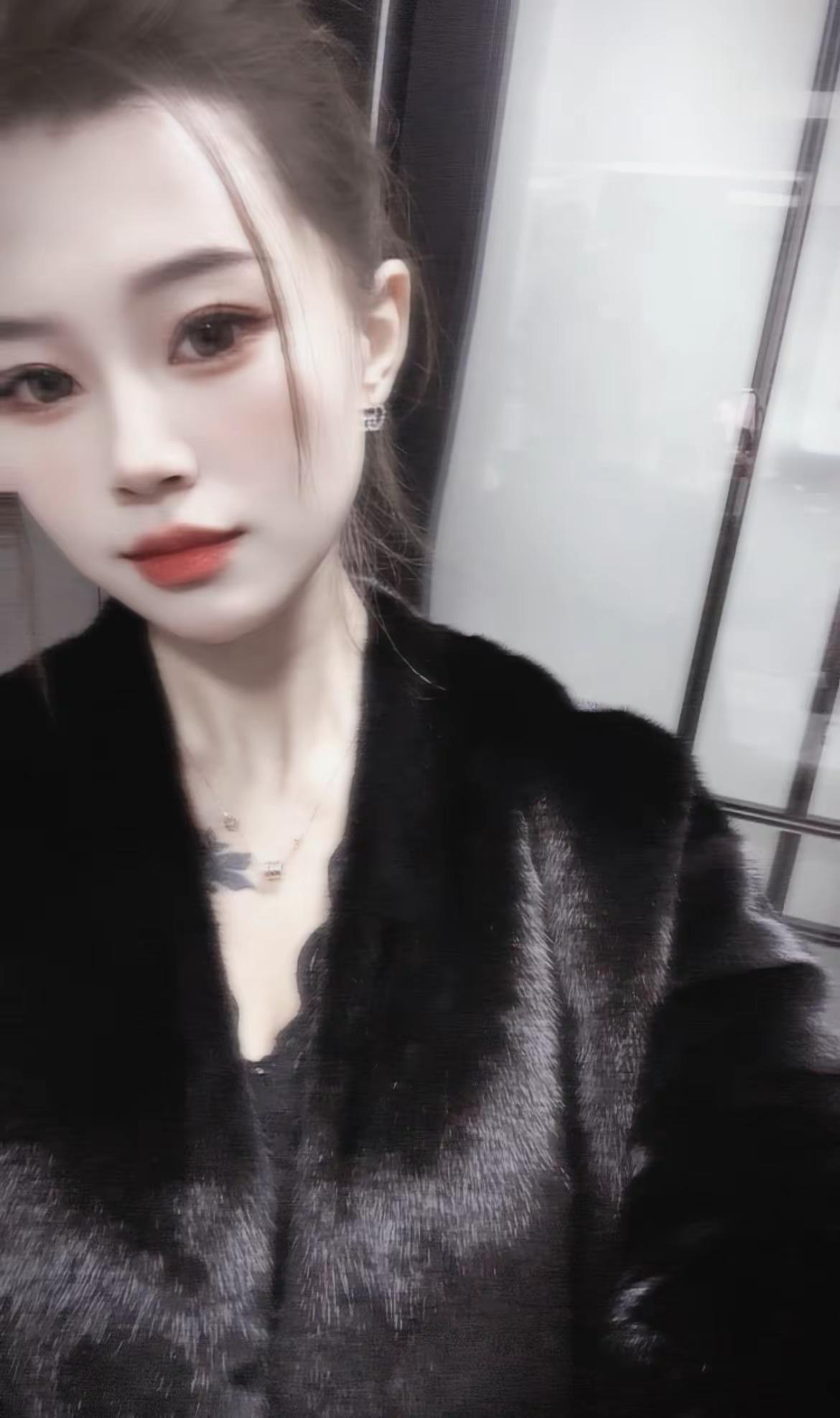 成熟女人的三大标志：穿貂，买黄金，听 凤凰传奇😂