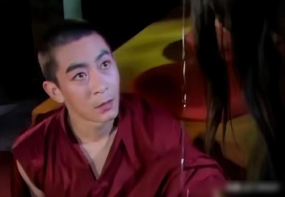 都以为六小龄童演孙悟空全靠那双“火眼金睛”，真相能把人看傻，他近视600度，散光200度。拍86版《西游记》时，他看对面妖怪就是一团糊。结果反倒歪打正着，眼神里那股“迷离又执着”的劲儿，把猴王情窦初开那场戏演绝了。看不清人，才敢直勾勾盯着看，换正常人早躲开了。所以你看，有些神演技不是练出来的，是老天