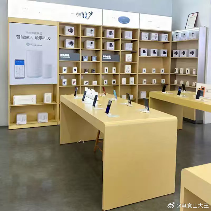 #手机价格涨20%以上#涨价不是单一品牌行为，而是全产业链共同面临的困境。存储原厂、芯片厂商相继提价，手机品牌利润空间被不断挤压，硬扛成本就意味着卖一台亏一台的风险。 ​