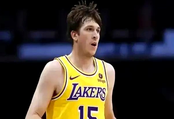 都3-0领先了，湖人怎么还这么紧张？    因为后场大将奥斯汀·里夫斯...