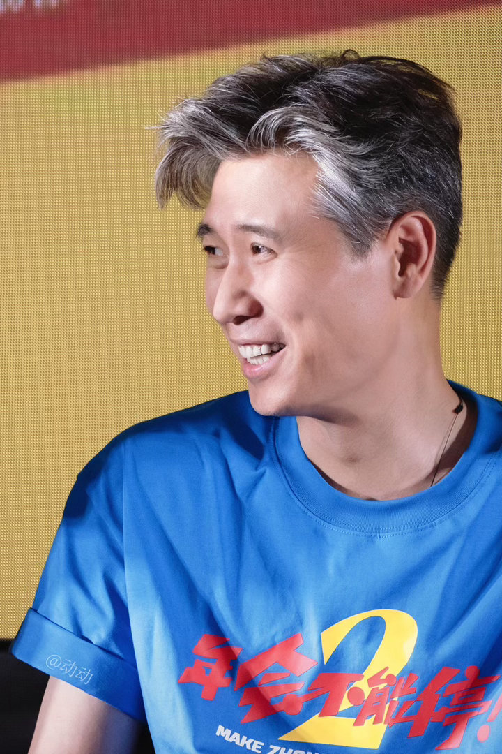 #疑似李乃文一家三口同框#有网友提出疑问，画面里人物样貌和李乃文平日荧幕形象差距比较大，身份暂时无法确认 ​