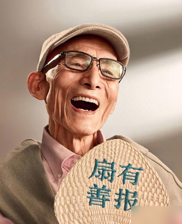 游本昌93岁去世，悲凉！79个龙套和吞馊肘子，内娱绝版
内娱的底色，从来不是流量，是苦行。

2026年9月24日，93岁的游本昌在北京走了。他留下一个真相：52岁前跑了整整79个龙套，片酬不到1000元。90岁凭《繁花》再封神。那个用生命换一帧画面的年代，彻底完了。


现在的年轻演员，怕的是镜头