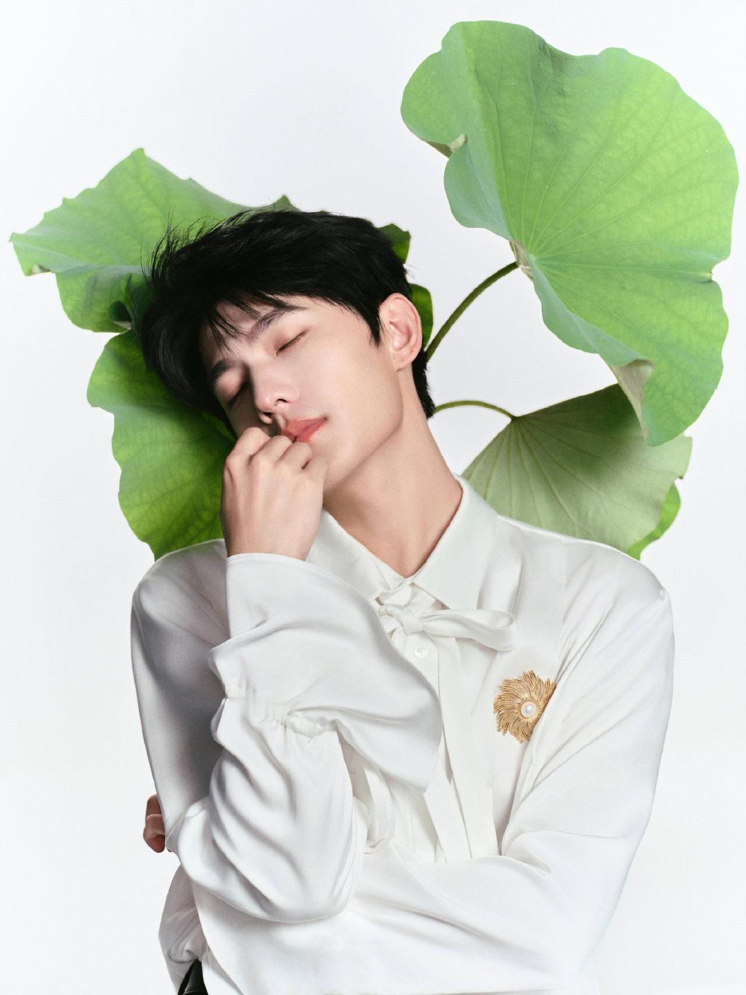 #杨洋梦回一笑倾城##杨洋白衬衫梦回一笑倾城#杨洋白衬衫梦回一笑倾城，这造型完全肖奈来的啊！！ ​