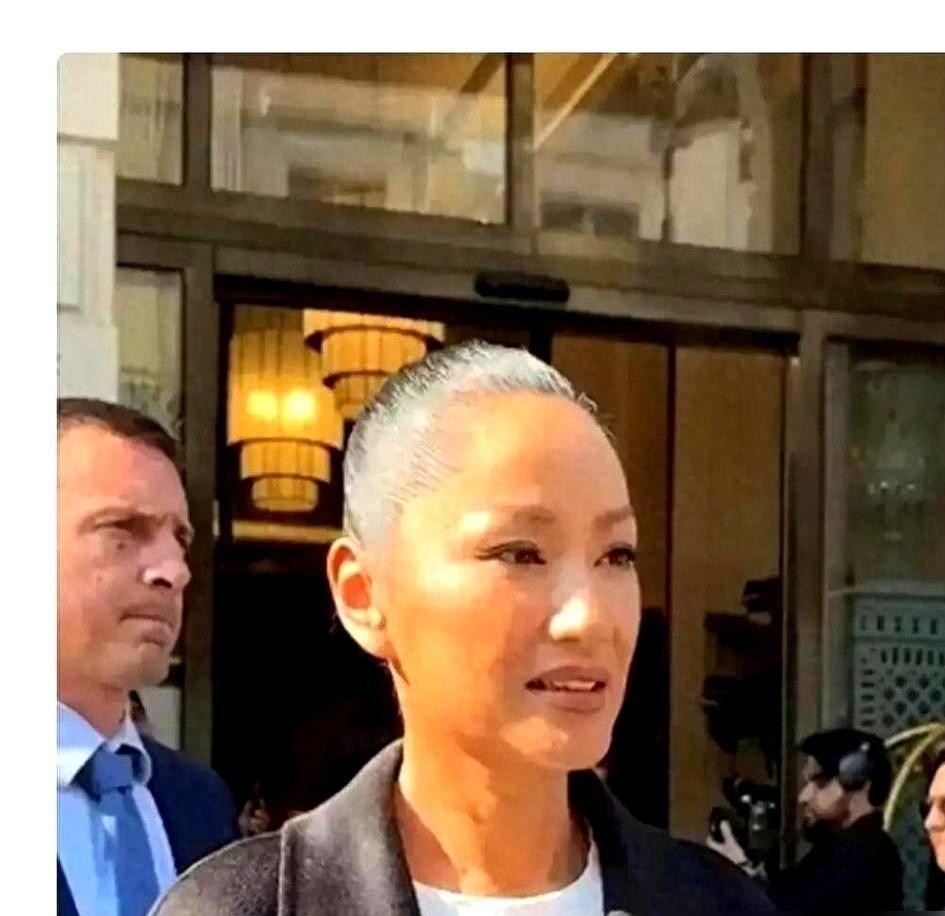 54岁的瞿颖顶着满头白发大摇大摆走上红毯，换成别的女明星早就被群嘲“颜值崩塌”了，她倒好，轻描淡写回一句：就想看看自然老去什么样。
同龄女星还在医美赛道上卷生卷死，她早就跳出这个局了。这几年她带着行李直接搬去清迈，没领证、没办酒席，跟开飞机的男友过成了寻常夫妻。
更让人看不懂的是，她天天在异国他