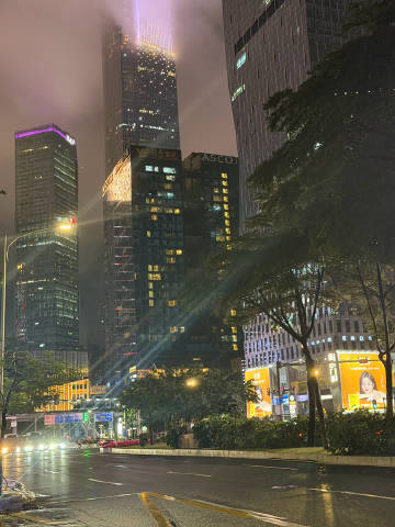 夜色为幕，霓虹作笔，绘就一幅流光溢彩的羊城画卷。广州塔下，是烟火人间...