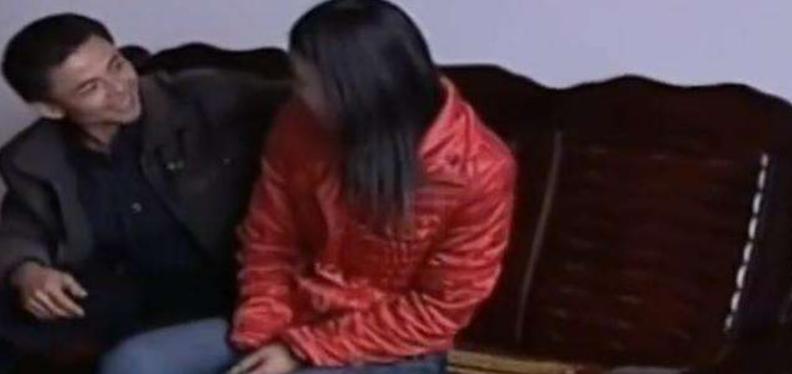 2008年，湖南一女子天生聋哑22年，嫁给一个疼她的丈夫，一日丈夫说：“我出去打会儿牌。”妻子急忙拉住丈夫，破天荒地说道：“不要”——这一声，她等了22年。

主要信源：（北方网——《21岁聋哑女子为阻止丈夫打麻将 开口说“不”》）

金建国听见那声“不要”时，以为是自己听错了。

妻子陈浪从小聋哑