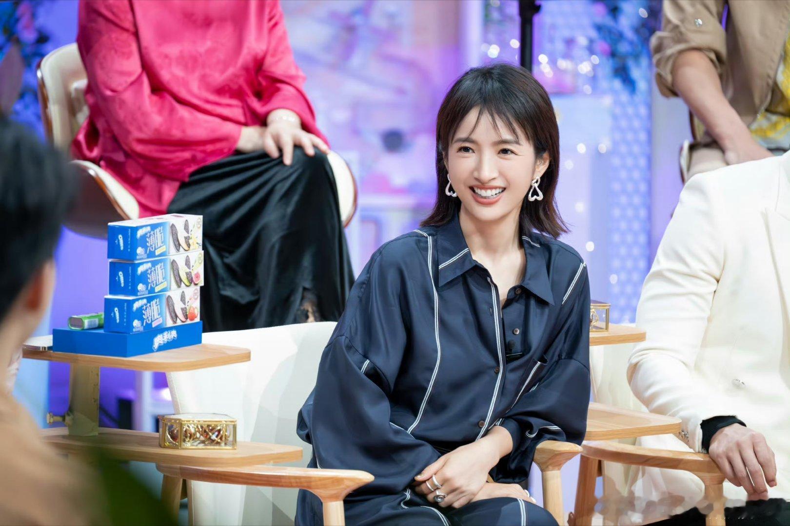 #林依晨买东西从不讲价##花儿与少年# 花少集市逛gai，林依晨买东西从不讲价，不纠结价格，享受旅途买买买的快乐。 ​
