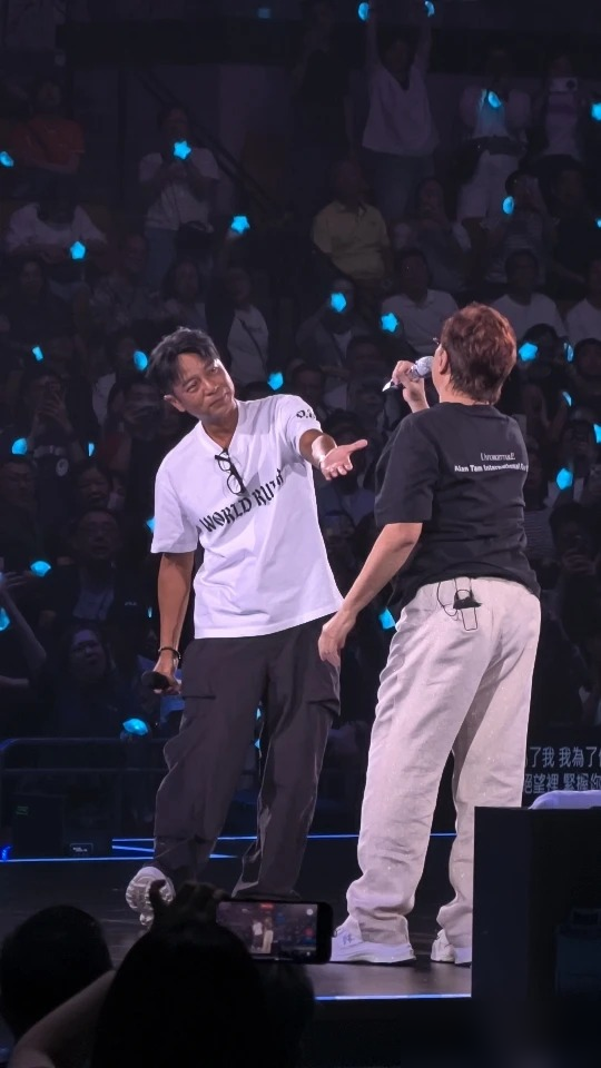 谭咏麟红馆唱到尾声，突然往台下扫了一眼，没找到钟镇涛，却把李克勤揪了上来。
没彩排，没对词，李克勤翻过栏杆就登台，连耳返都没戴，直接盲唱。两人抱了一下，开口就是《朋友》。
李克勤说，自己这么大个人，第一次看演唱会有想哭的冲动。还代表全场观众谢谭咏麟，说他的歌陪大家走过很多岁月。谭咏麟补了一句：坐