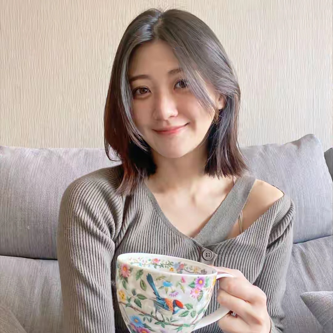中国最美的10位女歌手排行榜，第一位的射箭小姐姐简直是仙女下凡

1. 周子瑜
很多人误以为她是韩国人，实际是中国台湾歌手，在韩国发展。偶像运动会的射箭名场面出圈，五官清秀大气，鹅蛋脸、高鼻梁搭配清澈眼眸，气质纯真干净，如同仙女一般。
2. 杨钰莹
内地甜歌女神，歌声甜，容貌更加甜美。年轻时 ​