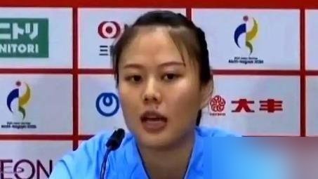 贺希宁腰伤落选，发一句“夏天结束了”，转头飞美国康复。龚翔宇亚运夺冠，立马签日本SV联赛，10月17号首秀，现在人已经在富山跟二传合练了。
一个男篮国手，一个女排队长，都是国家队主力，境遇天差地别。男的伤了，舆论一片心疼，队友隔空喊话“早日康复”。女的夺冠了，没人问累不累，直接打包送去国外打工。