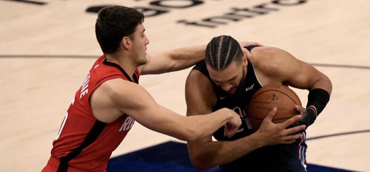 火箭对太阳这场球打得真激烈！前火箭球员狄龙·布鲁克斯现在穿太阳球衣，场...