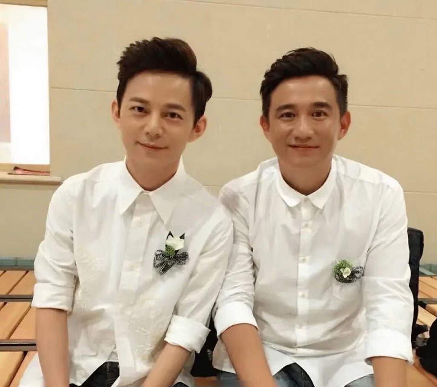 难怪何炅和黄磊关系好，两人都好贴心啊！
网友花1280元买了黄磊主演的话剧门票，记错日期错过了，发文表达遗憾，没想到被冲浪速度快的何炅看到了，就把动态转发给了黄磊。
黄磊马上安排剧组协调，让网友看了第二天的演出，把网友感动得发文致谢 ，称“这份幸福我会记很久很久”。 
黄磊和何炅是多年好友，两人都是