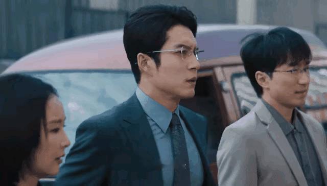 韩东君这情况真的是内娱独一份的“玄学不火”。
说他没存在感吧，杨紫高叶都跟他搭过戏，前有录节目轻轻松松把周也举起来直接出圈，后有被谢可寅公主抱、高叶下意识盯胸，名场面一个接一个，偏偏热搜上搜不到他的全名，他自己都在节目里笑着调侃“热搜都没我名”。
说他没拿得出手的角色更扯，《无心法师》的无心是多少人