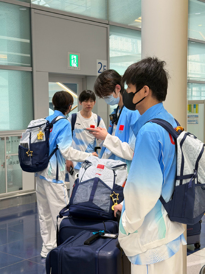 #和平亚运集训队抵达名古屋##和平精英亚运会选手出征照#
和平精英亚运小队平安抵达目的地，出征照尽显少年锋芒。带着国内无数粉丝的祝福踏实备战，希望每一位选手都可以发挥出自身最佳水平。 ​
