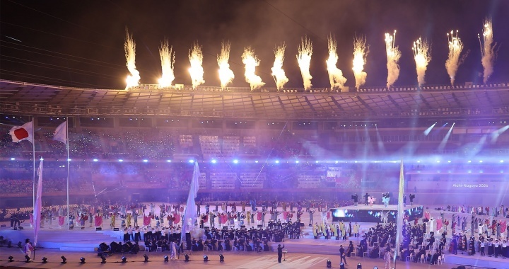 【#日本地面电视不播亚运开幕式#，网友吐槽：移居中国说不定就能看了】#日本网友吐槽移居中国就能看到开幕式了#直播吧09月20日讯 2026年爱知·名古屋亚运会昨日开幕，据多家日媒报道，日本地面电视未直播亚运会开幕式，而是在流媒体平台独家付费直播。

日本媒体《中日新闻》称，亚运会开幕式未在赛事转 ​