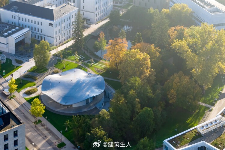 建筑生人的美学沙龙建筑沙龙建筑启示录【建筑可思议】1187 | VISTA Science Experience CenterRising subtly from the parkland of Austria’s Institute of Science and Technology (ISTA) near Vienna, VISTA is a visitor and science centre by Studio MAKS and Bollinger + Grohmann. Its reflective roof unites research, landscape and public life.建筑设计：STUDIO MAKS占地面积：1500 m²项目位置：Austria项目时间：2026
