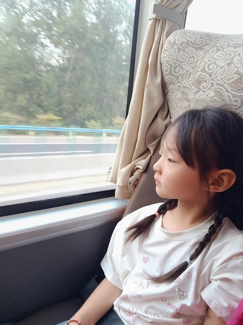 地铁上遇到一个小女孩，大概四五岁的样子，扎着两个小辫子，一直对着车窗玻璃做鬼脸。 
她妈妈在旁边笑着看她，眼里全是温柔。 
突然觉得，这个世界还是很可爱的。 
希望我们都能保持一点童心，哪怕只是假装大人太久，偶尔放空一下也好。#地铁上的暖心瞬间##保持童心# ​