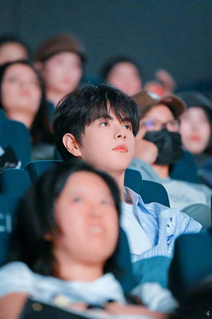 #吕思瞳[超话]# 🍔#吕思瞳# 

什么是演员？这个问题，瞳瞳一定有自己的答案。

但从他作为观众时流露出的细腻来看，他的答案一定不只是“演绎角色”这么简单。他会认真看、仔细感受，会从一部电影联想到一顿饭的意义，再联想到更多人的生活。他不只是欣赏艺术作品，更会在其中找到与现实对话的方式。 ​