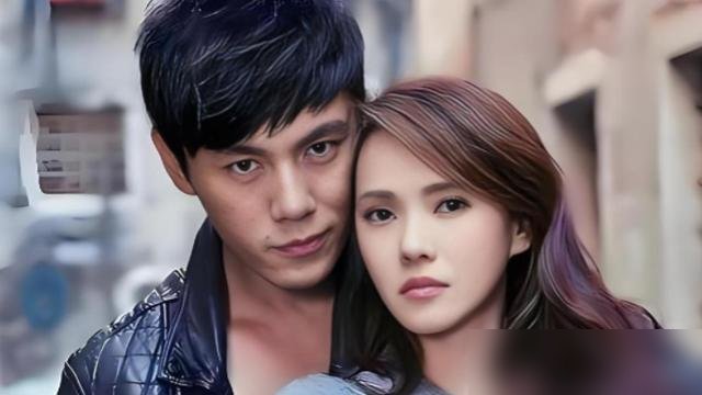 结婚13年，伊能静从没当着秦昊的面换过衣服。
连上厕所、化妆都锁门。直播里她原话是：再亲密的人，也要留一层纱。
这话放网上直接炸了。有人骂她装，说两口子过成这样不累吗，有人翻出秦昊之前采访，他说最受不了伊能静“作”，可转头又补一句：但她作得挺可爱。
你看，一个要边界，一个嘴上嫌弃身体诚实。13
