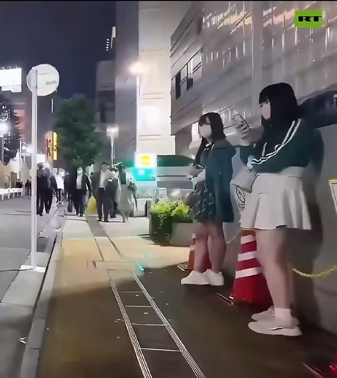 #日本19岁女孩卖淫日接待3至4人#
日本一名19岁女孩从事性交易，每日接待3-4人，月收入可达1.3万美金。高额收入，也成为不少年轻女性踏入这个行业的诱因。

更值得关注的是，当地法律居然只惩处提供性服务的女性，嫖客却不用承担相应处罚，怪不得日本近年梅毒病例持续走高。 ​