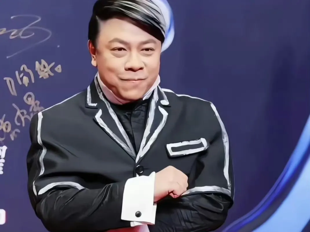 一边捞金一边站台？蔡康永的“高情商”滤镜碎了

台湾主持人蔡康永被拍到现身“台独”顽固分子沈伯洋的竞选总部成立大会，头戴帽子口罩，坐在贵宾区手挥加油棒。面对质疑，他辩称“只是来了解候选人”。但沈伯洋2024年10月已被国台办列入“台独”顽固分子清单，2025年10月更被重庆市公安局以涉嫌分裂国家犯罪