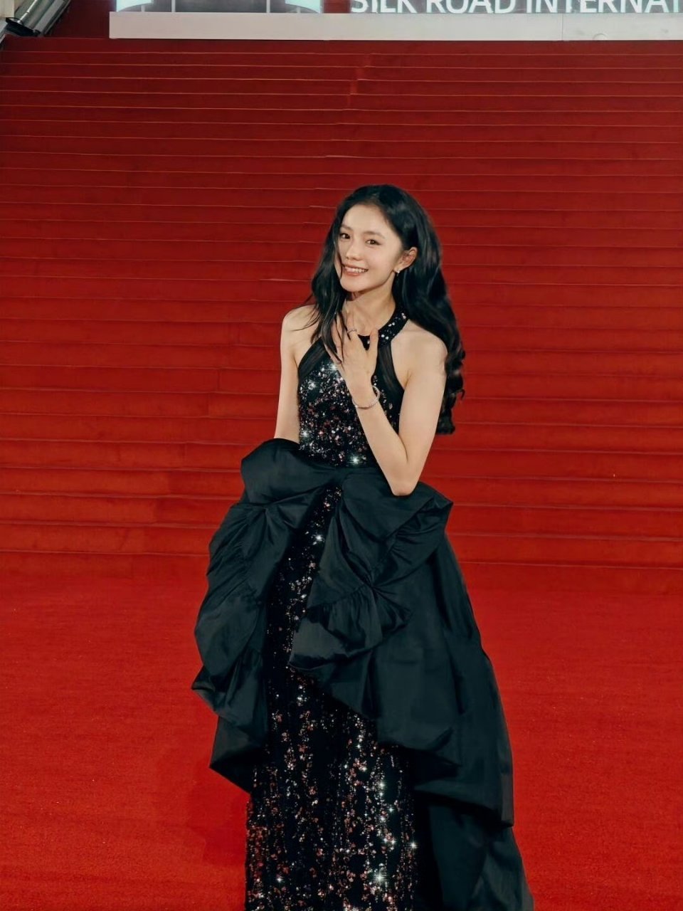 女明星提裙谁最美？舒淇、刘诗诗、安妮海瑟薇、赵今麦、刘浩存、迪丽热巴、娜扎、杨幂、刘亦菲 ​