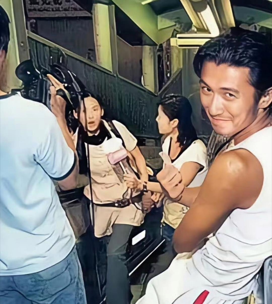 这是2006年谢霆锋张柏芝公布恋情后不久港媒在路边采访两人的照片，柏芝在和记者开心的说两人甜蜜的恋爱史，而谢霆锋宠溺的看着柏芝被采访，脸上也是抑制不住的笑容，两人当时都很幸福! ​