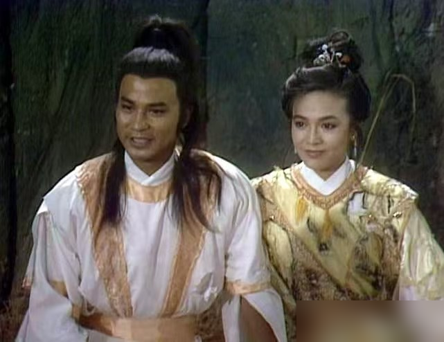 张翠山这个角色，选角就没对过。
任达华31岁演，扮相够挺拔，结果观众嫌他太黑，老觉得黑帮大佬混进了武当派。吴镇宇倒是痞帅，电影里直接自爆筋脉，狠得让人记住，可戏份少得像赶场。马景涛一头扎进去，冰火岛重逢那眼神确实绝，转头咆哮起来又把人拽回琼瑶片场。刘松仁演技封神，跟米雪对戏看得人起鸡皮疙瘩，可52