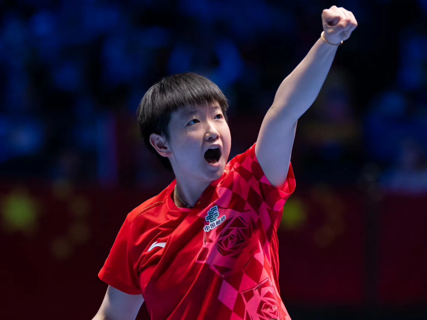 国乒女单传来两大消息，全是喜讯！
孙颖莎4-0完胜过关，王曼昱4-1晋级八强！

北京时间9月26日，亚运会乒乓球女单1/8决赛。

①王曼昱4-1杜凯琹。

比赛首局战况胶着，你追我赶，一度是僵持到9平，王曼昱关键节点没有动摇，坚定上手11-9拔得头筹。杜凯琹毫不示弱，积极调节，局面成功占上风，面