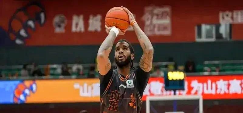 山东男篮季后赛首轮遭遇经验老辣的辽宁队，媒体人直指球队胜负系于克里斯一...