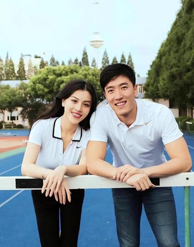 刘翔前妻葛天直播发声：
庆幸未育，离婚没有分5亿！
近日，刘翔前妻葛天在直播中的一系列坦诚发言引发全网热议，展现出成熟女性的清醒与独立。
面对网友关于生育的调侃，葛天直言“庆幸当初没生孩子”。她理性剖析，当年闪婚闪离若有了孩子，两人余生必将因抚养等问题牵扯不清。这番话不仅是对过往的复盘，更是对自己和