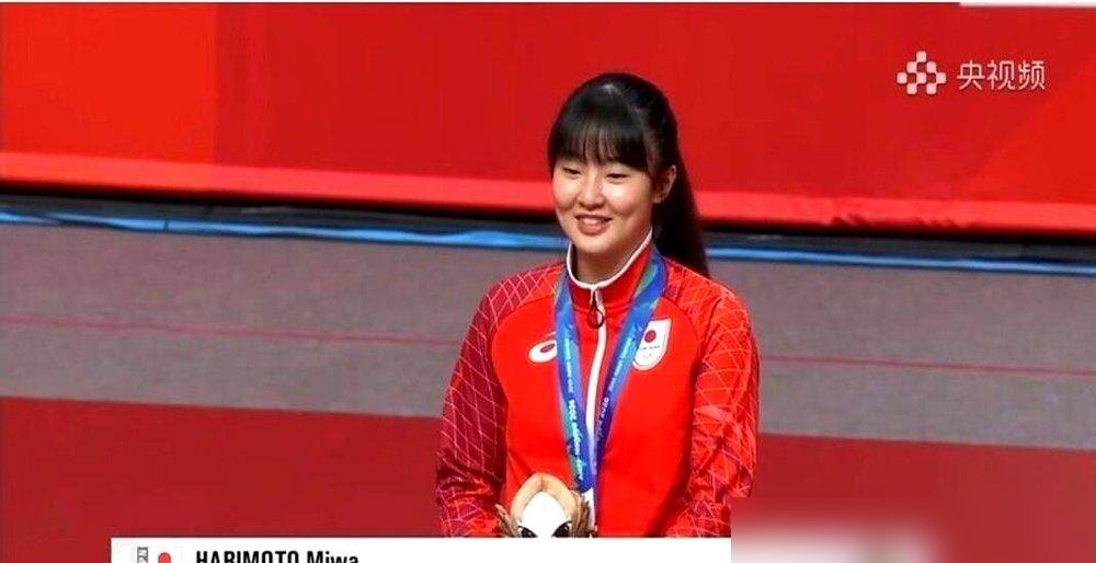 伊藤美诚打球汗把刘海糊在脑门上，死都不拨开。
因为当年在东京眼神凶狠、梳起大光明额头搏杀时，舆论铺天盖地骂她“太狂、长得太凶”；后来她留回齐刘海，在镜头前努力笑成一个人畜无害的日系甜妹，大家满意了，可她身上的杀气也彻底散了。
竞技体育从来不看谁长得更讨喜。
收起獠牙的代价极其残忍。不仅伦敦世乒