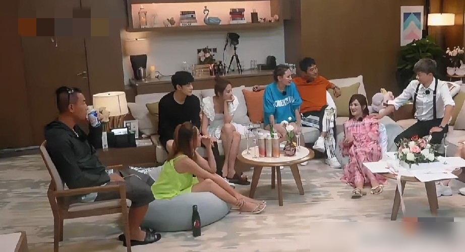 谢娜怀孕那会儿，喘不上气，整宿整宿睡不着。张杰不睡，凌晨三四点陪着去阳台，就为让她透口气。
没人逼他，他眼睛红着，一句话不说，守着。
后来综艺里谢娜挖出个漂流瓶，五岁的纸条上写着：等我长大了，会和我旁边这个小哥哥结婚。
张杰看完，表情愣住，半天没吭声。
他不是被浪漫打动了。
他是怕。
怕