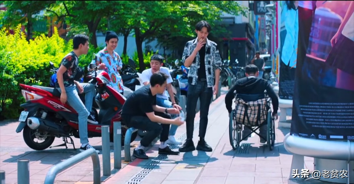香港🇭🇰电影：情感题材。故事围绕阿六与泡面展开，在底层细碎的微光里，两个带着缺憾的人，替彼此活出了一份崭新的明天。小众爱情影片  港风小电影