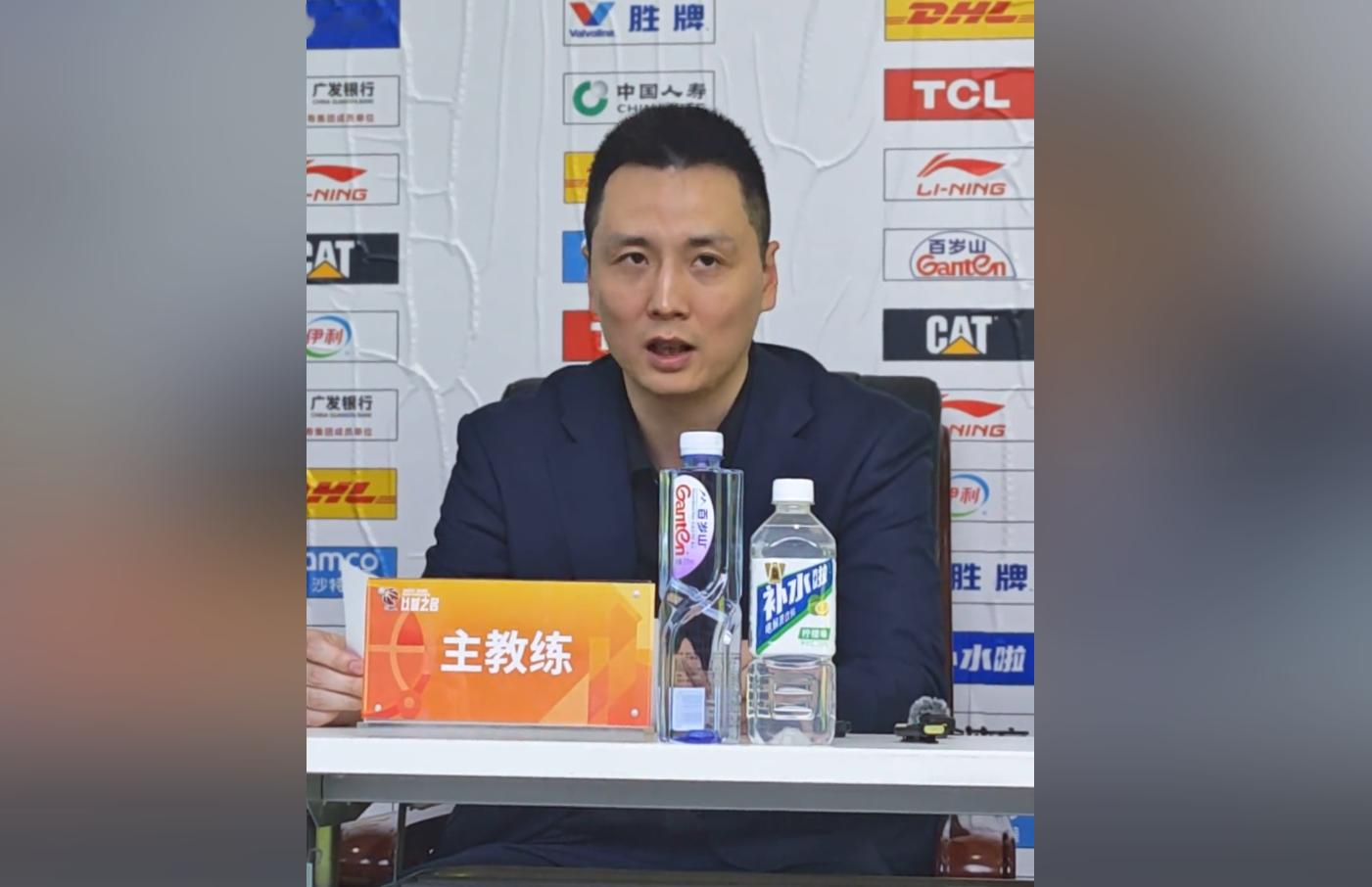 卢伟措手不及！

据知名篮球媒体人赵探长透露，上海男篮就差一点就签下胡金秋了，上海男篮管理层和浙江广厦管理层都已经谈拢，但最后签约环节被浙江当地有关部门叫停。

我认为，这件事真正让卢伟难受的，不是“少了一个胡金秋就没法争冠”，而是上海男篮原本有机会把已经很强的冠军阵容，再往上抬一个档次，结果一笔接