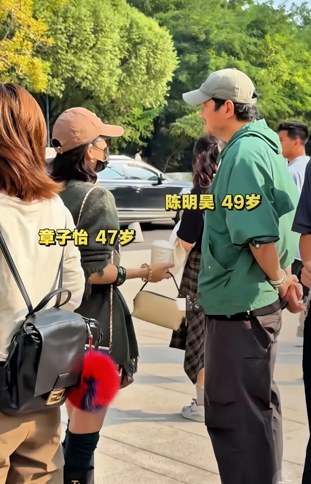 章子怡与老同学陈明昊现身河北阿那亚，二人同框亮相，也不知道是不是在拍节目，跟前围了很多人，明星就是明星，走到哪里都是热点！
镜头下的章子怡打身穿墨绿色针织套装短裙，脚踩长靴，一双笔直纤细的大长腿显得格外吸人眼球，47的年龄看起来还像年轻小姑娘，身材真是太绝了！
陈明昊绿色外套搭配黑色裤子，看起来非常