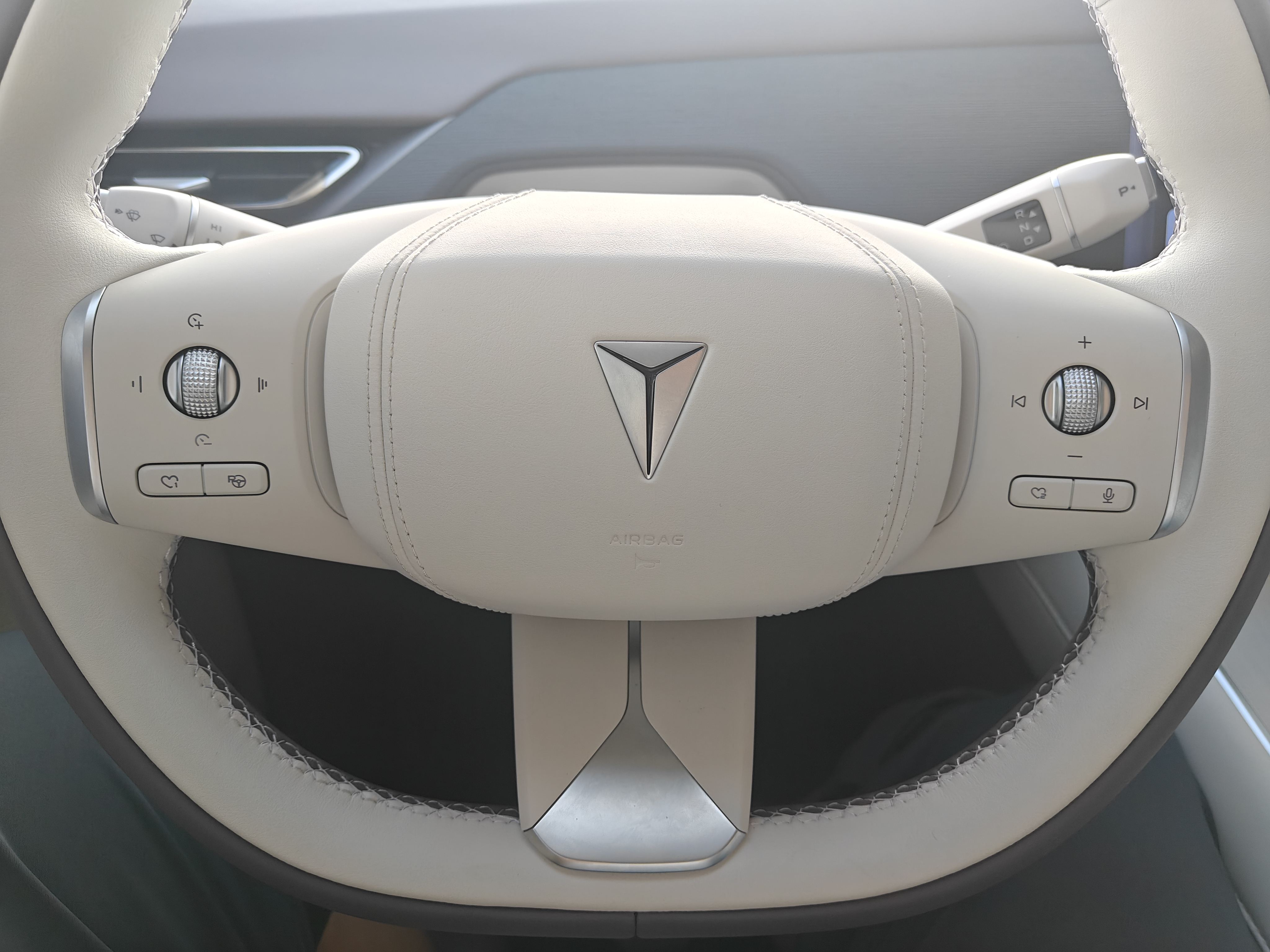 预算卡在 10-13 万区间选纯电 SUV，前后试驾了好几台，对比了银河 E5、零跑 C10，纠结了快一个月，最后锁定 27 款深蓝 S05 520 智臻版。
说说我的选车心得，买车核心诉求就是家用通勤，兼顾偶尔短途自驾。首先看重后驱底盘 + 2880mm 的长轴距，同价位很多竞品都是前驱，空间看着