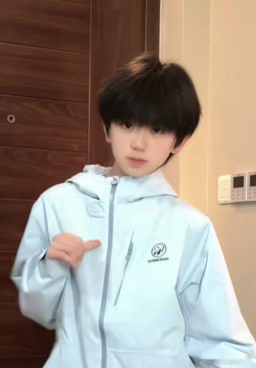 #陈璟翊[超话]##陈璟翊##陈璟翊 五代第一神级表管##陈璟翊##陈璟翊 五代第一全能舞担##陈璟翊##陈璟翊 五代第一神级表管# 
在听到你的消息确是被校园霸凌的消息，你妈妈会怎么想？ ​