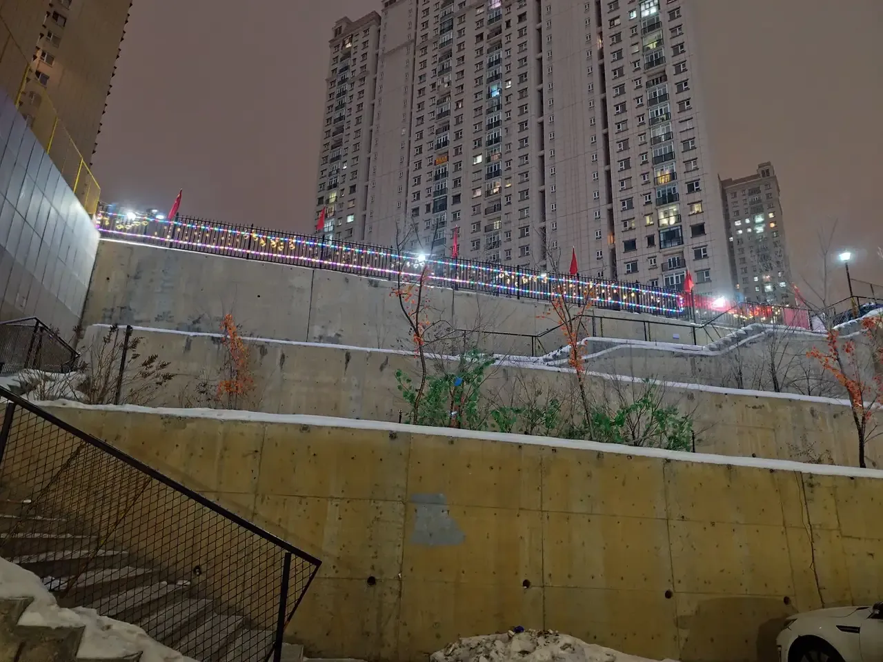 乌鲁木齐轩和苑C区的这个大坡终于要安装电梯了，这对于居住在该小